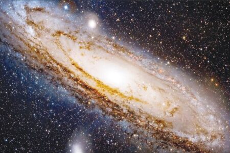 علماء يرصدون مصدرًا محتملاً لإشارات غامضة تنبعث من مركز مجرة درب التبانة