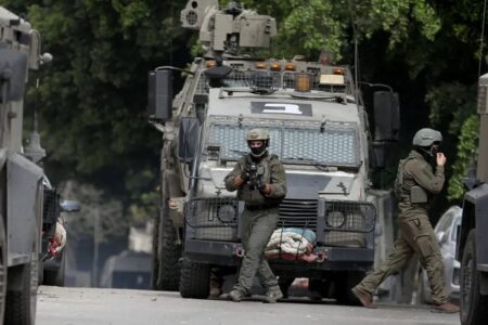 جيش الاحتلال (الإسرائيلي): لن نتردد في استهداف من يشارك باجتماع اختيار المرشد الجديد