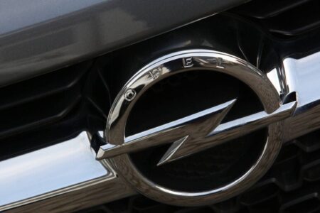 Opel تستدعي أكثر من 900 ألف سيارة بسبب وسادات الأمان الهوائية
