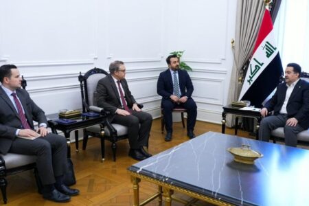 رئيس الوزراء والسفير التركي يؤكدان ضرورة خفض التوتر وتسوية الأزمات عبر الوسائل الدبلوماسية