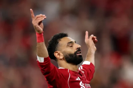 محمد صلاح يكتب التاريخ! هدف مرشح لجائزة بوشكاش يهز العالم