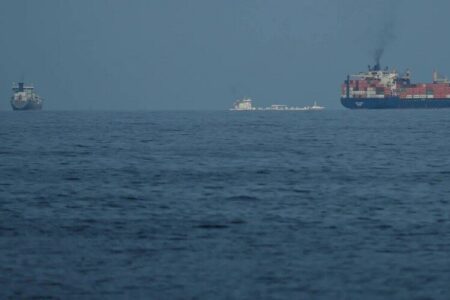 المنظمة البحرية الدولية: لا يحق لأي دولة منع حرية الملاحة عبر المضائق الدولية