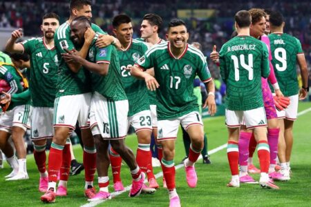 المكسيك تهزم الإكوادور لتتأهل إلى دور 16 في كأس العالم