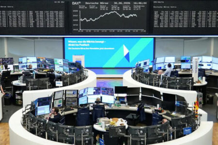 تراجع أسهم أوروبا وسط ضبابية بشأن محادثات إيران وأسعار الفائدة