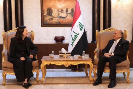 وزير الخارجية يبحث مع مديرة مبادرة العراق بالمجلس الأطلسي ملف السلاح والتصعيد الإقليمي